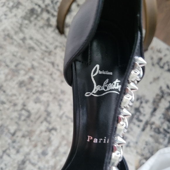 Christian Louboutin - Picture 5 of 7